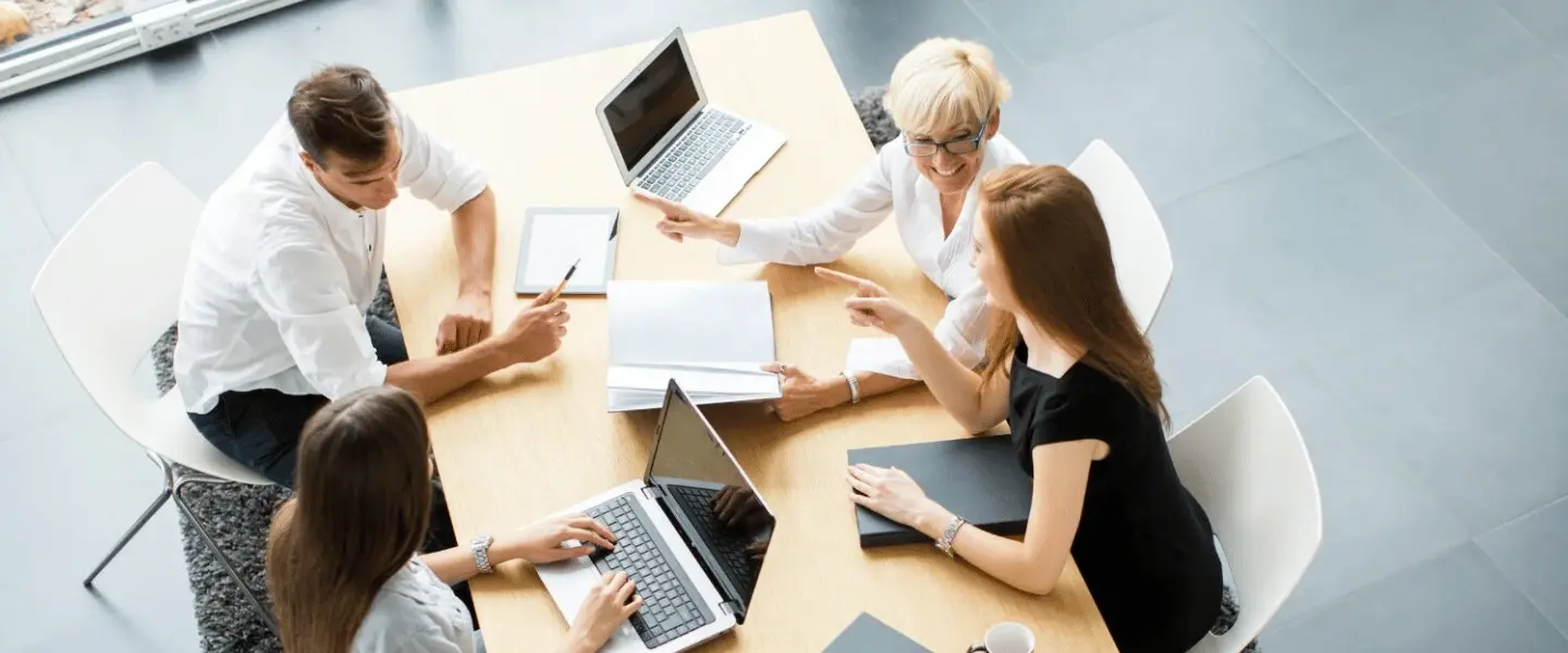 Article de blog Bleez. Le secteur associatif français joue un rôle essentiel dans l'économie et la société, avec une dynamique positive observée ces dernières années. L'impact de la crise sanitaire provoqué par la Covid 19 n'est ainsi plus d'actualité et laisse place à un vrai regain d'énérgie du côté des associations . Nous vous proposons de découvrir, en chiffres, le secteur associatif français. Forte hausse du nombre d'association créées Après une baisse notable des créations d'associations entre mars 2020 et décembre 2021, une reprise significative a été enregistrée. Entre le 1ᵉʳ juillet 2023 et le 30 juin 2024, 73 120 nouvelles associations ont vu le jour, un chiffre record depuis 2015. Cette croissance reflète un engagement accru dans des projets collectifs, notamment dans les domaines culturels et sportifs. Au cours des trois dernières années, près de 25 % des nouvelles associations se sont orientées vers la culture et les activités artistiques. La répartition sectorielle des créations d'associations sur cette période est la suivante : Culture et activités artistiques : 24 % Sport et activités de plein air : 16,6 % Clubs de loisirs : 8,8 % Entraide : 8,2 % Éducation et formation : 5,6 % Ces chiffres illustrent la diversité des initiatives répondant aux aspirations de la société française. Une dominante associative forte dans son apport au secteur privé En 2023, les associations employaient 1,905 million de salariés, représentant près de 9 % des effectifs du secteur privé, une proportion comparable à celle du commerce de détail (9,3 %) et supérieure à celle de la construction (8,2 %). Certaines branches se distinguent par une présence associative prédominante : Accueil et accompagnement d'enfants et d'adolescents : 90 % des effectifs du secteur privé Aide par le travail : 90 % Action sociale sans hébergement : 69 % Hébergement médico-social : 68 % Sport : 66 % Cependant, dans des secteurs tels que la recherche scientifique (moins de 5 %) ou la restauration (moins de 1 %), la présence associative reste marginale. Il est également à noter une diminution de la part des salariés associatifs au profit des entreprises commerciales dans l'accueil des jeunes enfants et l'aide à domicile. Des structures associatives principalement de petites tailles La majorité des établissements employeurs du secteur associatif sont de petite taille : Moins de 5 salariés : 63 % Plus de 100 salariés : 2 % (environ 3 070 établissements) Les grandes associations sont principalement présentes dans le domaine sanitaire et social, notamment l'action sociale sans hébergement et l'hébergement médico-social. Le nombre moyen de salariés par établissement varie selon les activités : Hébergement médico-social : 35,7 salariés Activités humaines pour la santé : 30,2 Activités relatives à l'emploi : 26,7 Action sociale sans hébergement : 25,5 Associations sportives : 3,7 Activités culturelles : 2,5 De plus en plus de salariés au sein des associations En 2023, la masse salariale des associations employeuses a atteint 49,441 milliards d'euros, en hausse de 6,9 % par rapport à l'année précédente. Le salaire annuel moyen dans le secteur associatif était de 25 940 euros, avec des disparités selon les secteurs : Recherche et développement scientifique : 40 980 euros Organisations patronales et consulaires : 45 150 euros Associations sportives : 17 860 euros Associations liées à l'agriculture, la chasse, la pêche et l'élevage : 16 860 euros Le secteur associatif : un impact considérable en France Ces données mettent en lumière la vitalité et la diversité du secteur associatif français, ainsi que son impact significatif sur l'économie et la société. Chez Bleez, nous comprenons les défis uniques auxquels sont confrontées les associations, qu'il s'agisse de la gestion comptable ou de l'efficacité opérationnelle. Notre logiciel est conçu pour répondre spécifiquement aux besoins des acteurs associatifs, offrant des solutions adaptées pour simplifier la comptabilité et optimiser les processus internes. En collaborant avec des experts du secteur, nous nous engageons à accompagner les associations dans leur mission, en leur fournissant les outils nécessaires pour se concentrer sur leurs missions associatives.